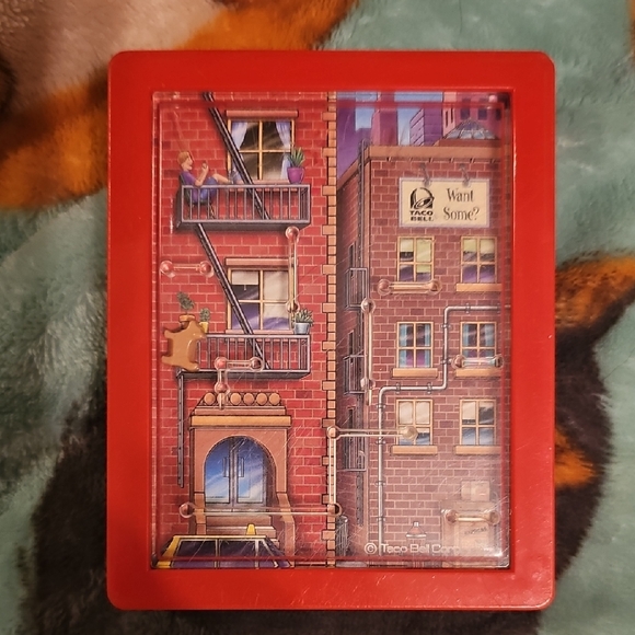 Vintage Taco Bell Cityscape Puzzle with Chihuaua Yo Quiro Taco Bell! - Picture 1 of 3